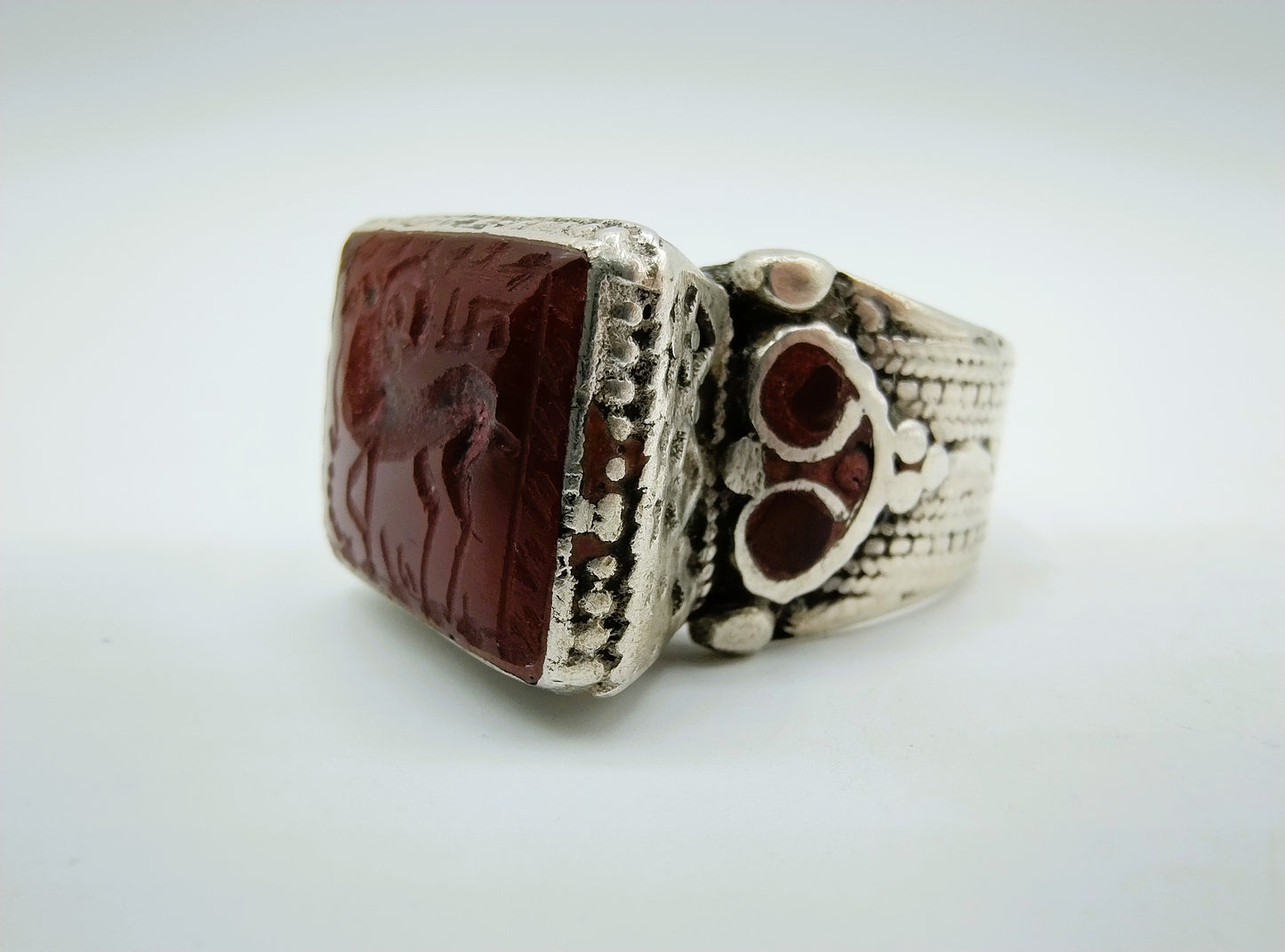 Zilveren intaglio ring met ram in agaat, 19.5 mm