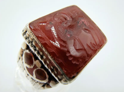 Zilveren intaglio ring met ram in agaat, 19.5 mm