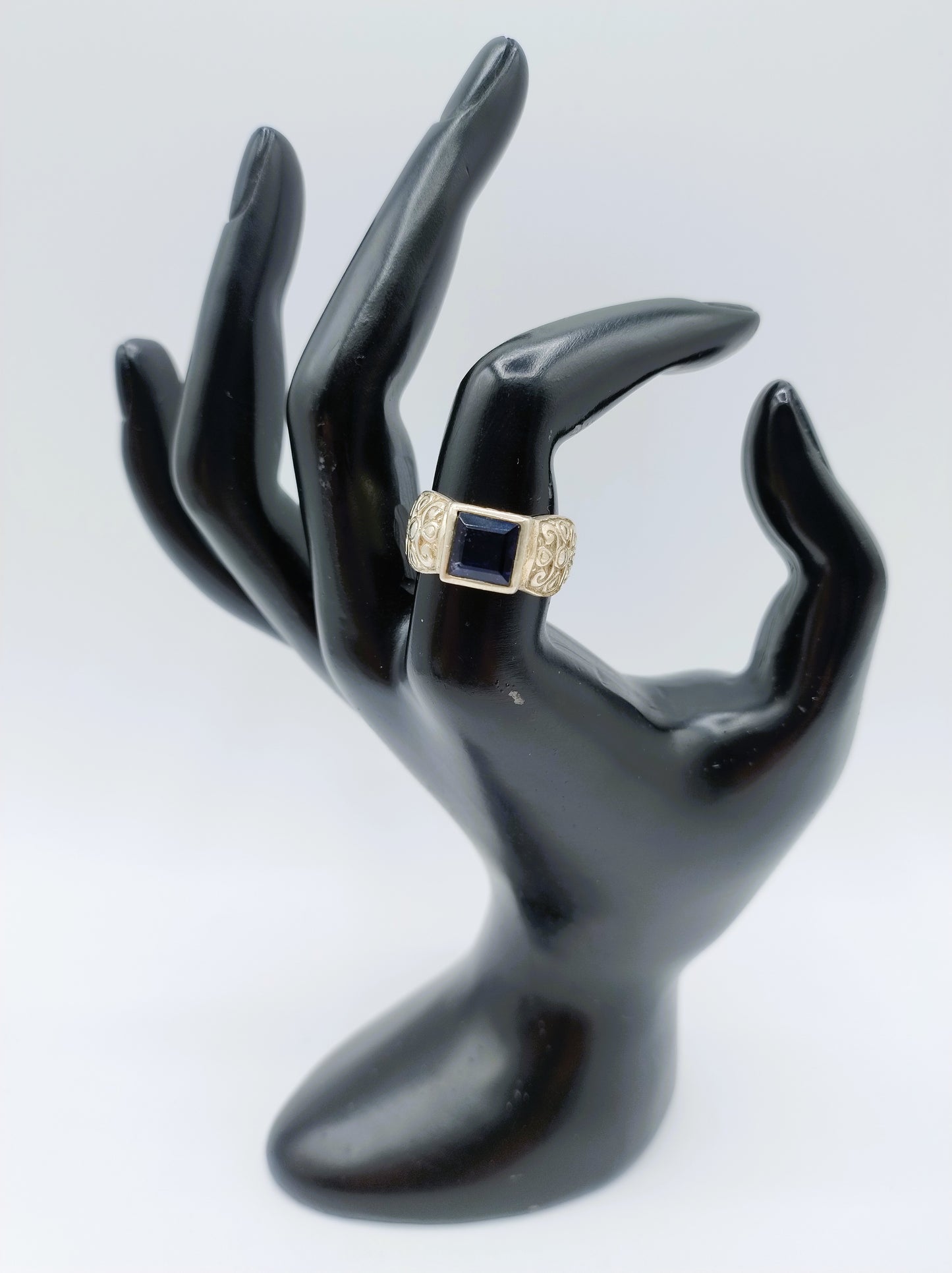 Bewerkte zilveren ring met een saffier, 17.5 mm