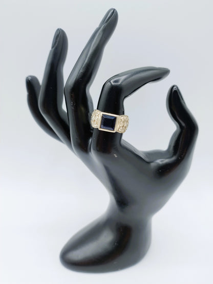 Bewerkte zilveren ring met een saffier, 17.5 mm