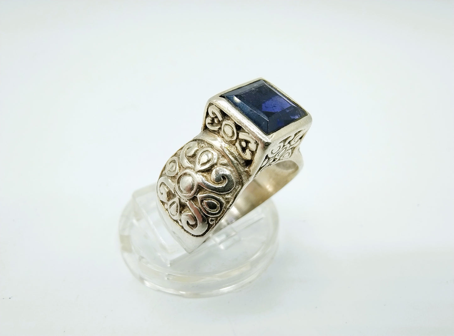 Bewerkte zilveren ring met een saffier, 17.5 mm