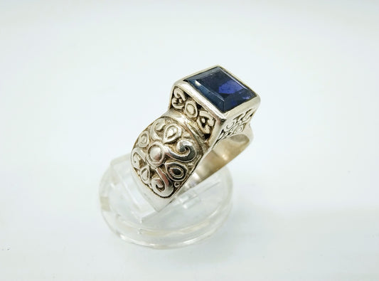 Bewerkte zilveren ring met een saffier, 17.5 mm