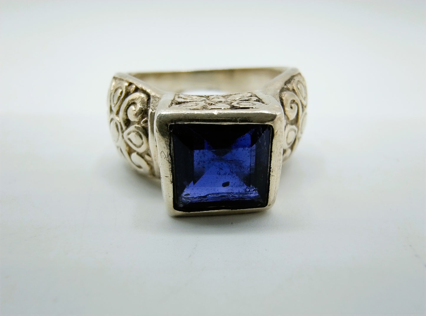 Bewerkte zilveren ring met een saffier, 17.5 mm