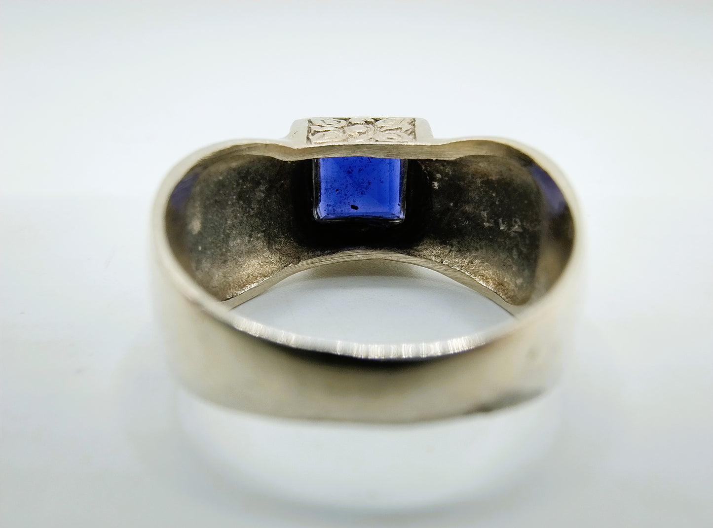 Bewerkte zilveren ring met een saffier, 17.5 mm