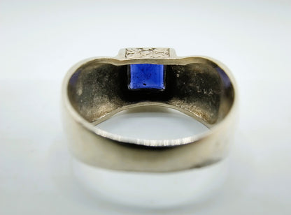 Bewerkte zilveren ring met een saffier, 17.5 mm