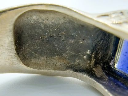 Bewerkte zilveren ring met een saffier, 17.5 mm