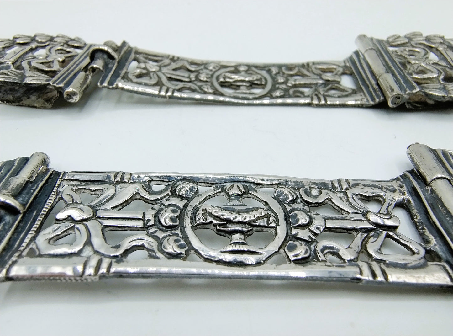 2 Zilveren Bijbelsloten, Empire, J. van der Geest, Almenum, 1805