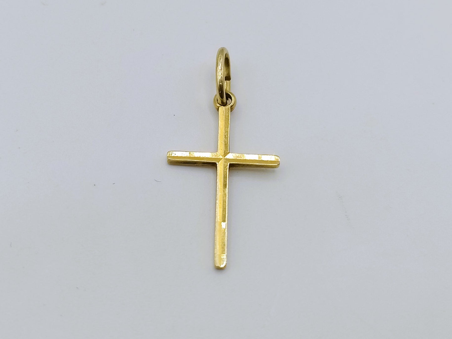 14 Karaats gouden kruis hangertje