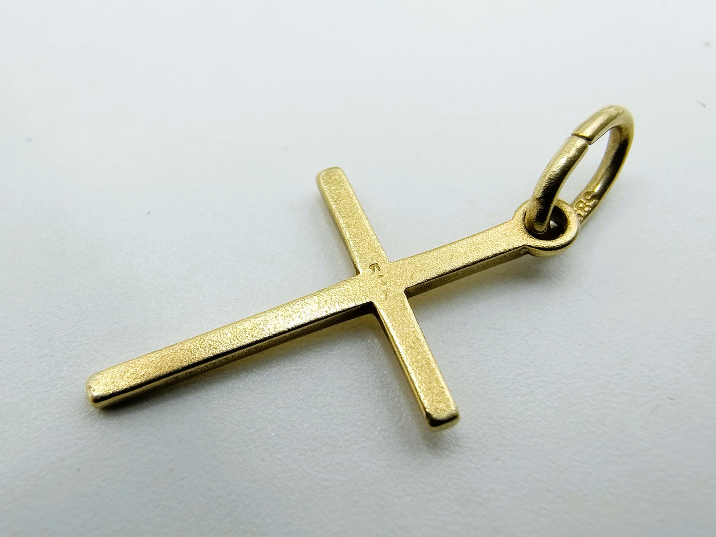 14 Karaats gouden kruis hangertje