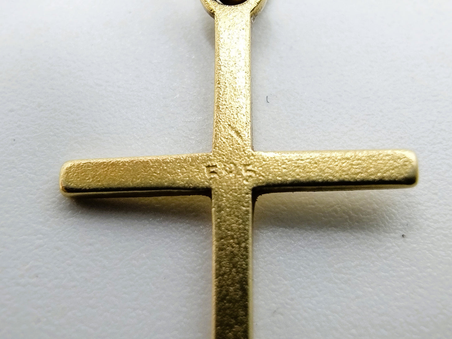 14 Karaats gouden kruis hangertje