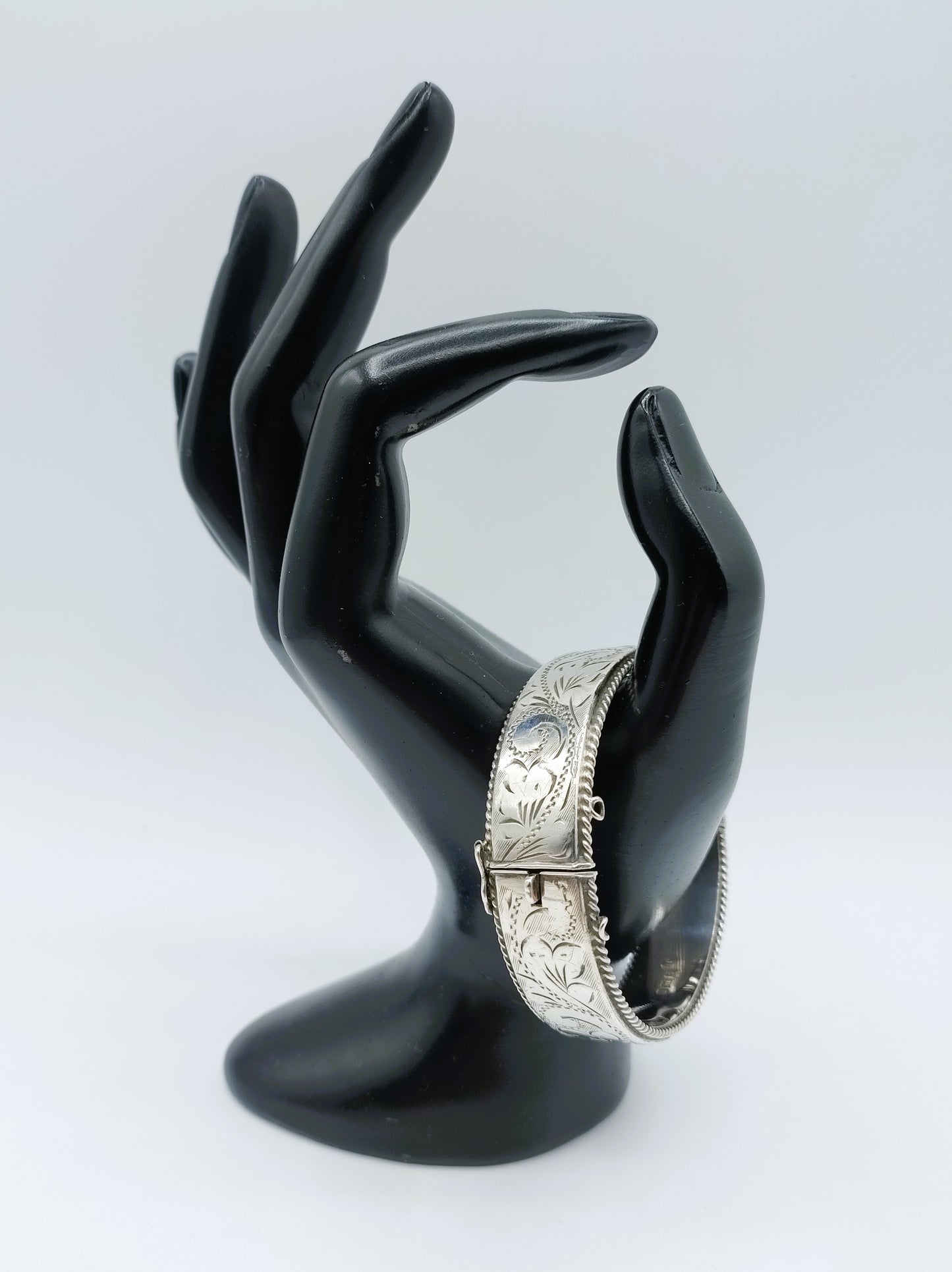 Silberarmband mit Blumenmotiv, England.