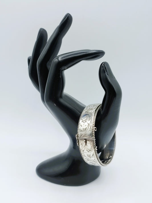 Silberarmband mit Blumenmotiv, England.