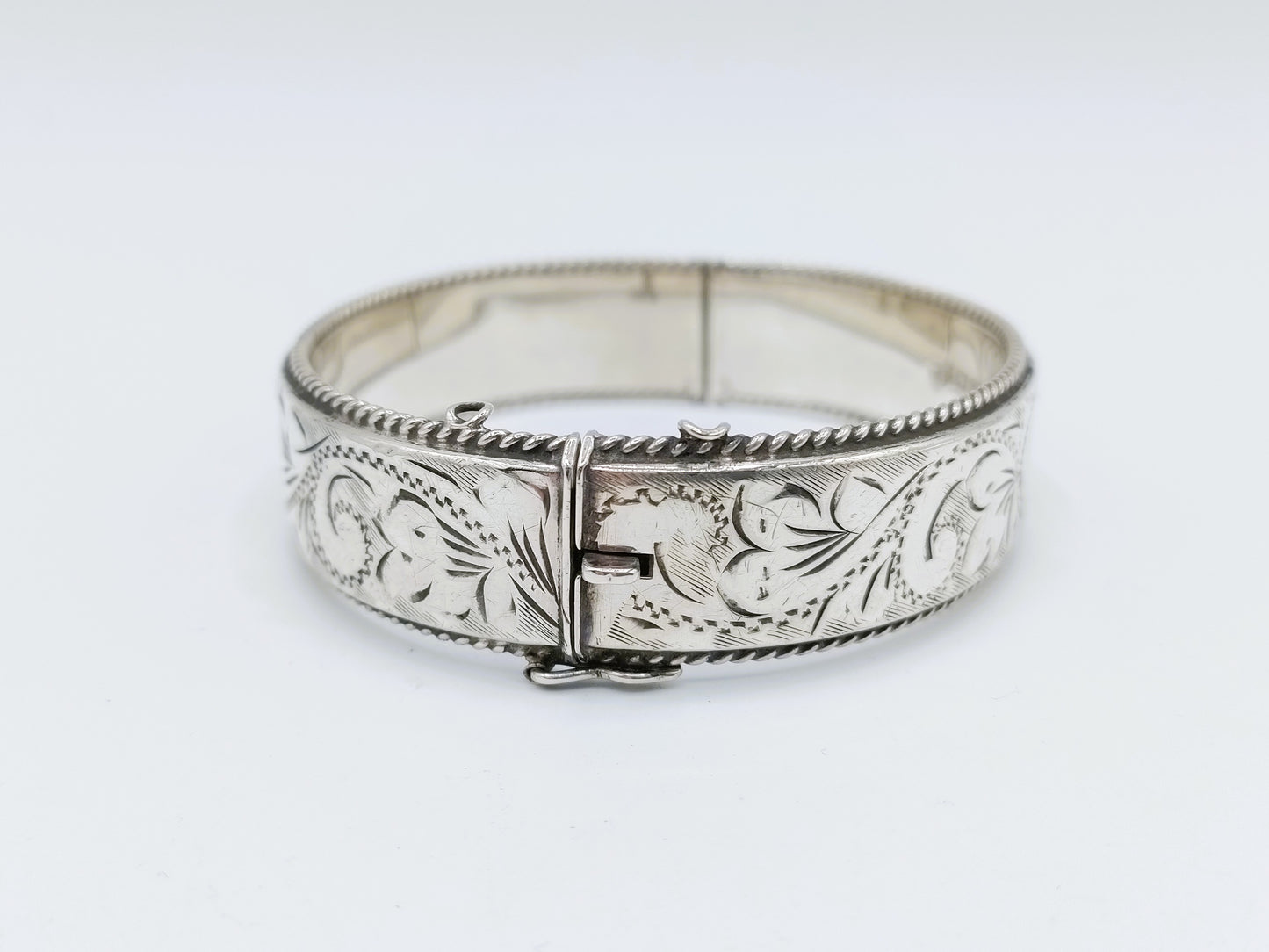 Silberarmband mit Blumenmotiv, England.
