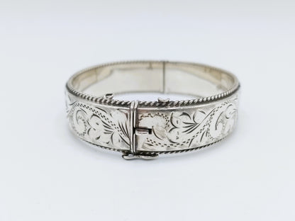 Silberarmband mit Blumenmotiv, England.