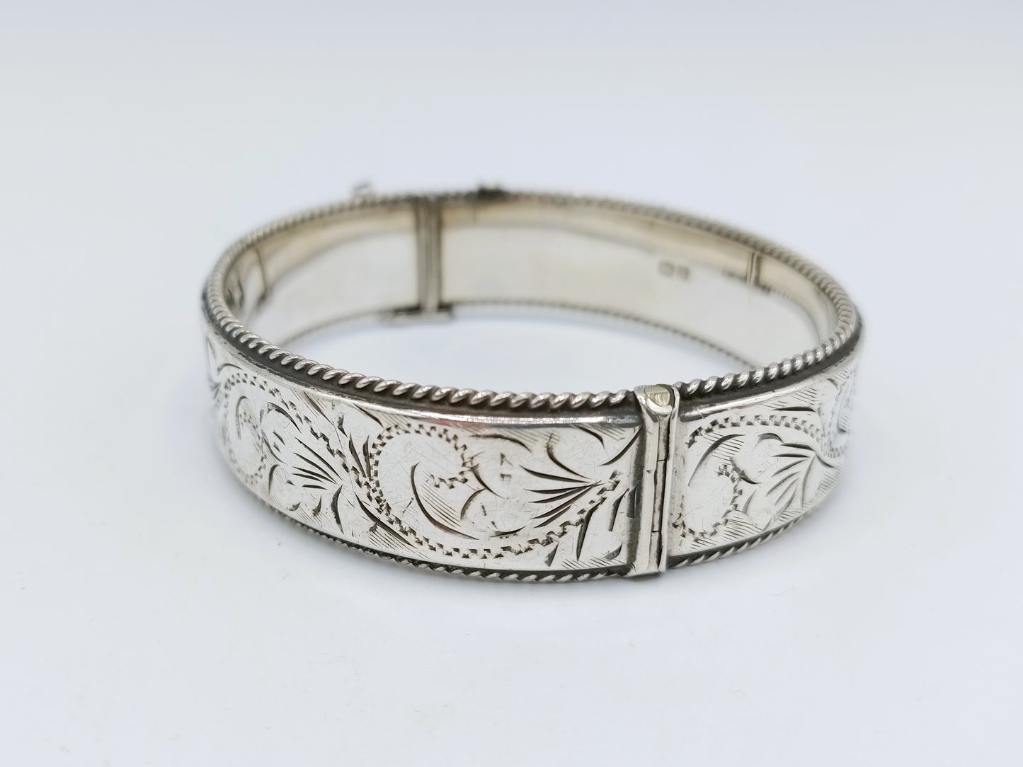 Silberarmband mit Blumenmotiv, England.