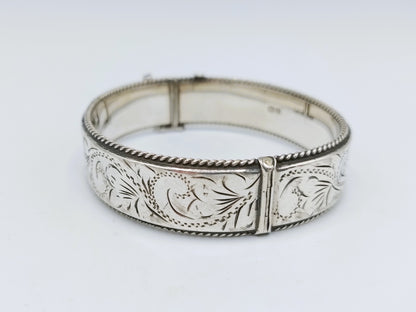 Silberarmband mit Blumenmotiv, England.