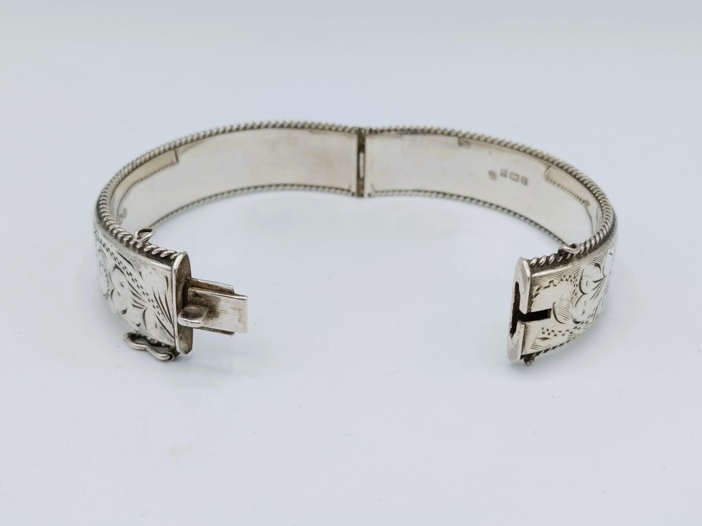 Silberarmband mit Blumenmotiv, England.