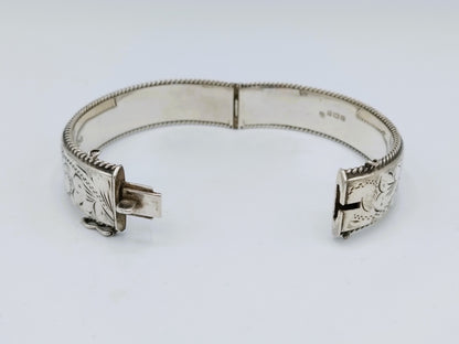 Silberarmband mit Blumenmotiv, England.