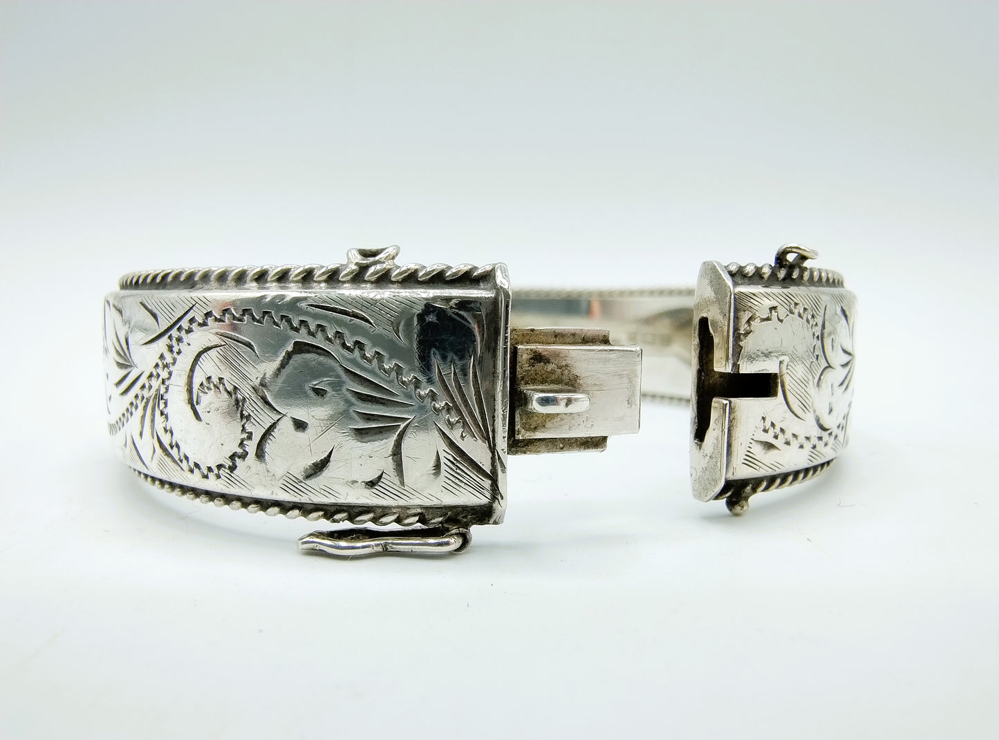 Silberarmband mit Blumenmotiv, England.