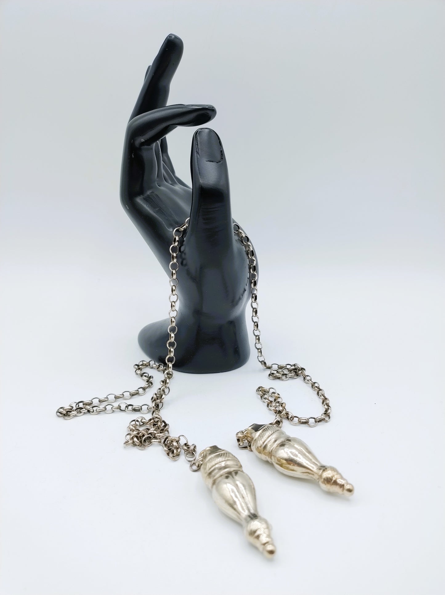 Silver chain necklace with knitting needle caps, H. Looren - de Jong, Schoonhoven