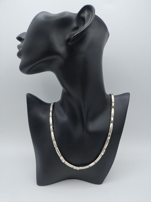 Silberne Halskette mit verschiedenen Zirkonia, 44 cm