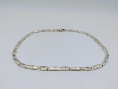 Silberne Halskette mit verschiedenen Zirkonia, 44 cm