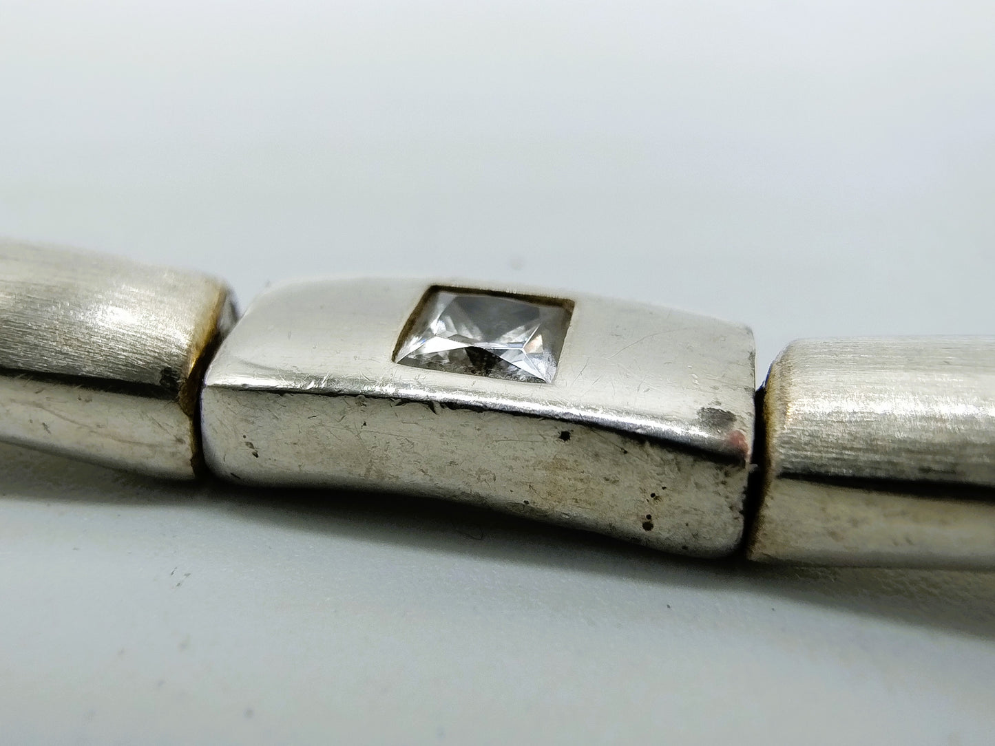 Silberne Halskette mit verschiedenen Zirkonia, 44 cm