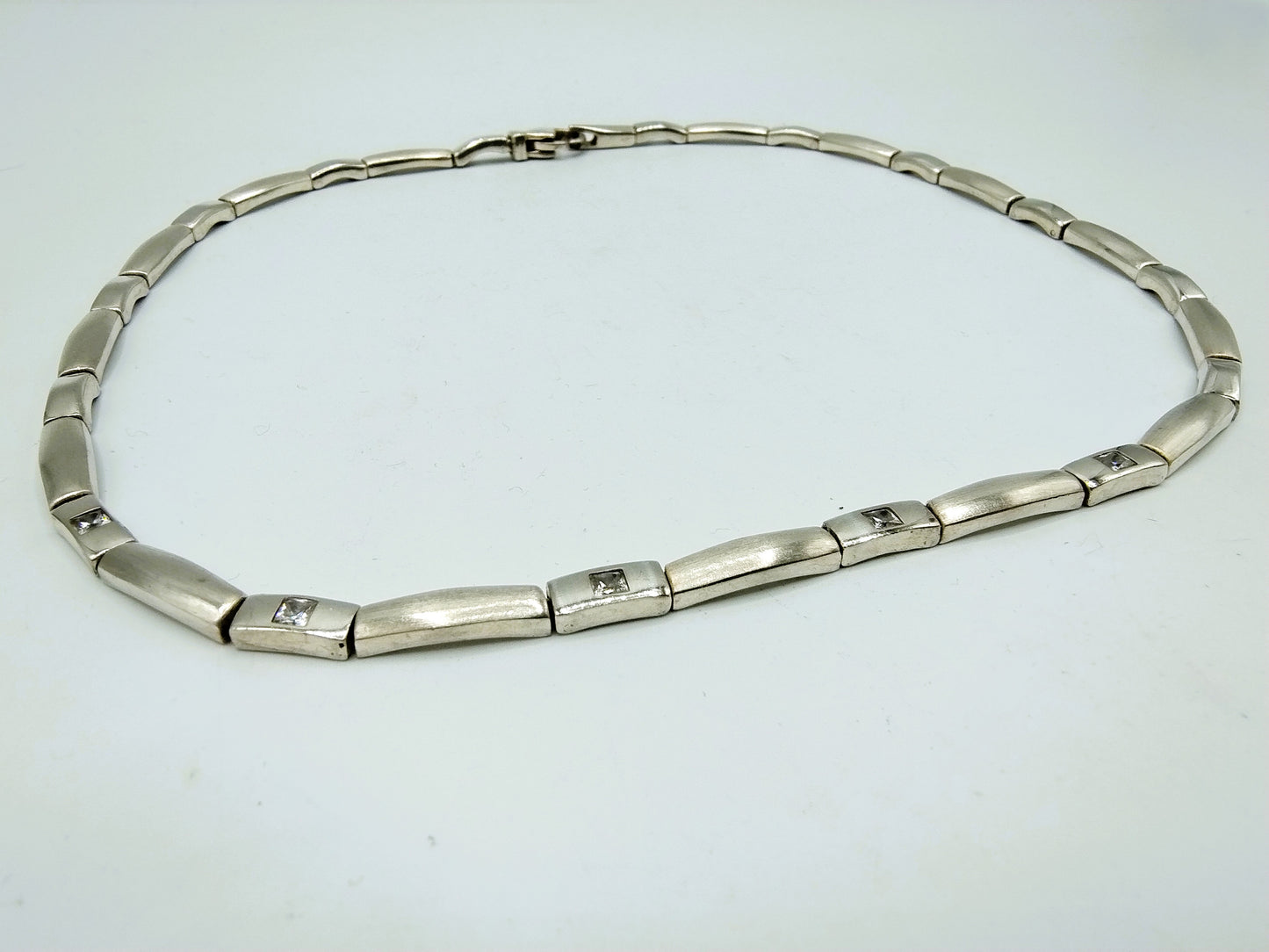 Silberne Halskette mit verschiedenen Zirkonia, 44 cm