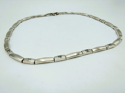 Silberne Halskette mit verschiedenen Zirkonia, 44 cm