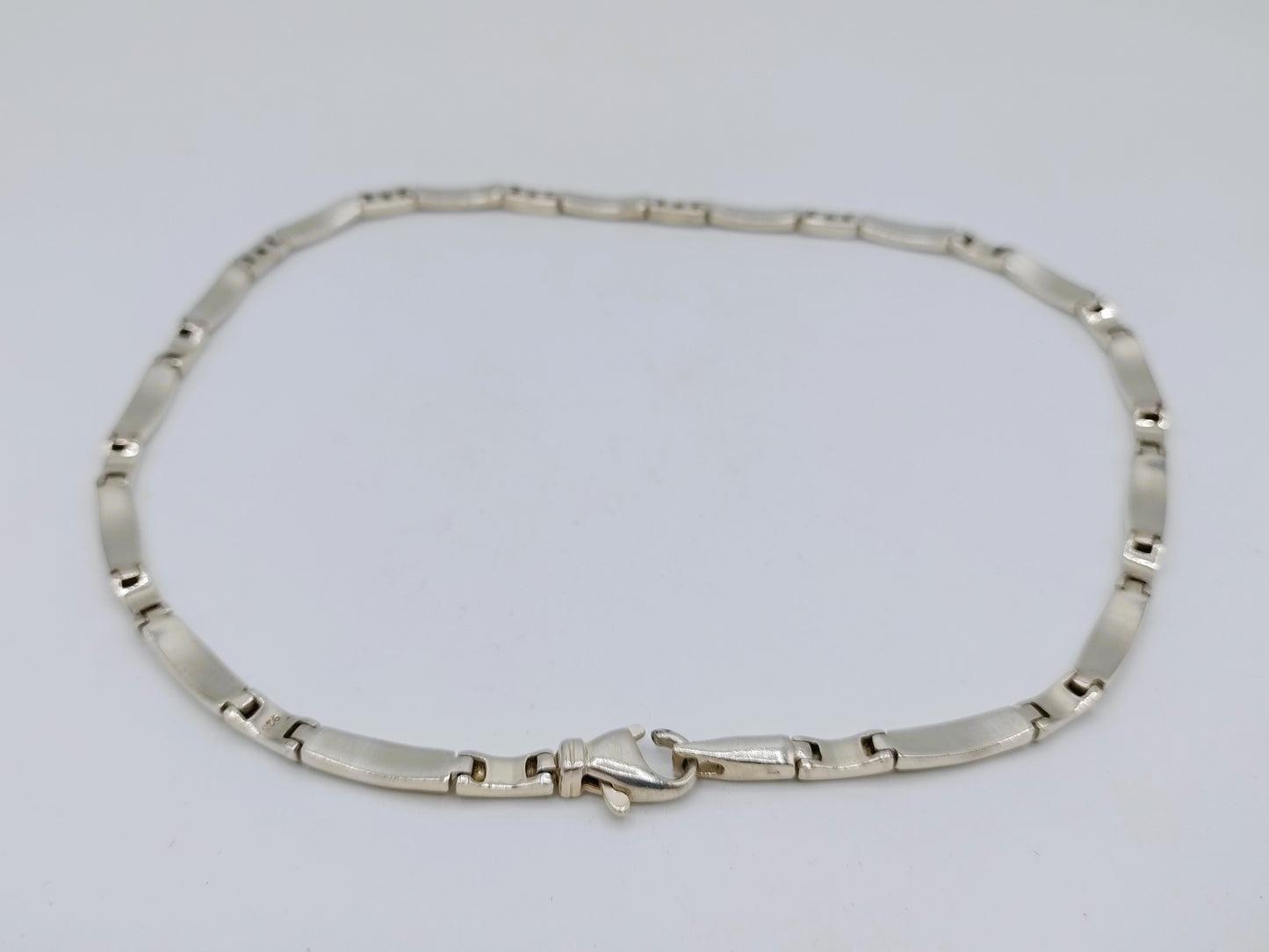 Silberne Halskette mit verschiedenen Zirkonia, 44 cm