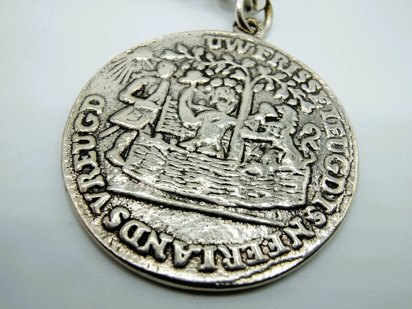 Zilveren bedelarmband met 13 bedels, o.a. penning uit 1766, 17 cm