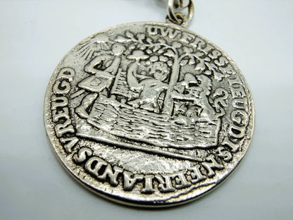 Zilveren bedelarmband met 13 bedels, o.a. penning uit 1766, 17 cm