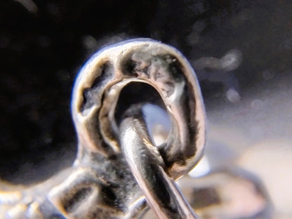 Zilveren bedelarmband met 13 bedels, o.a. penning uit 1766, 17 cm