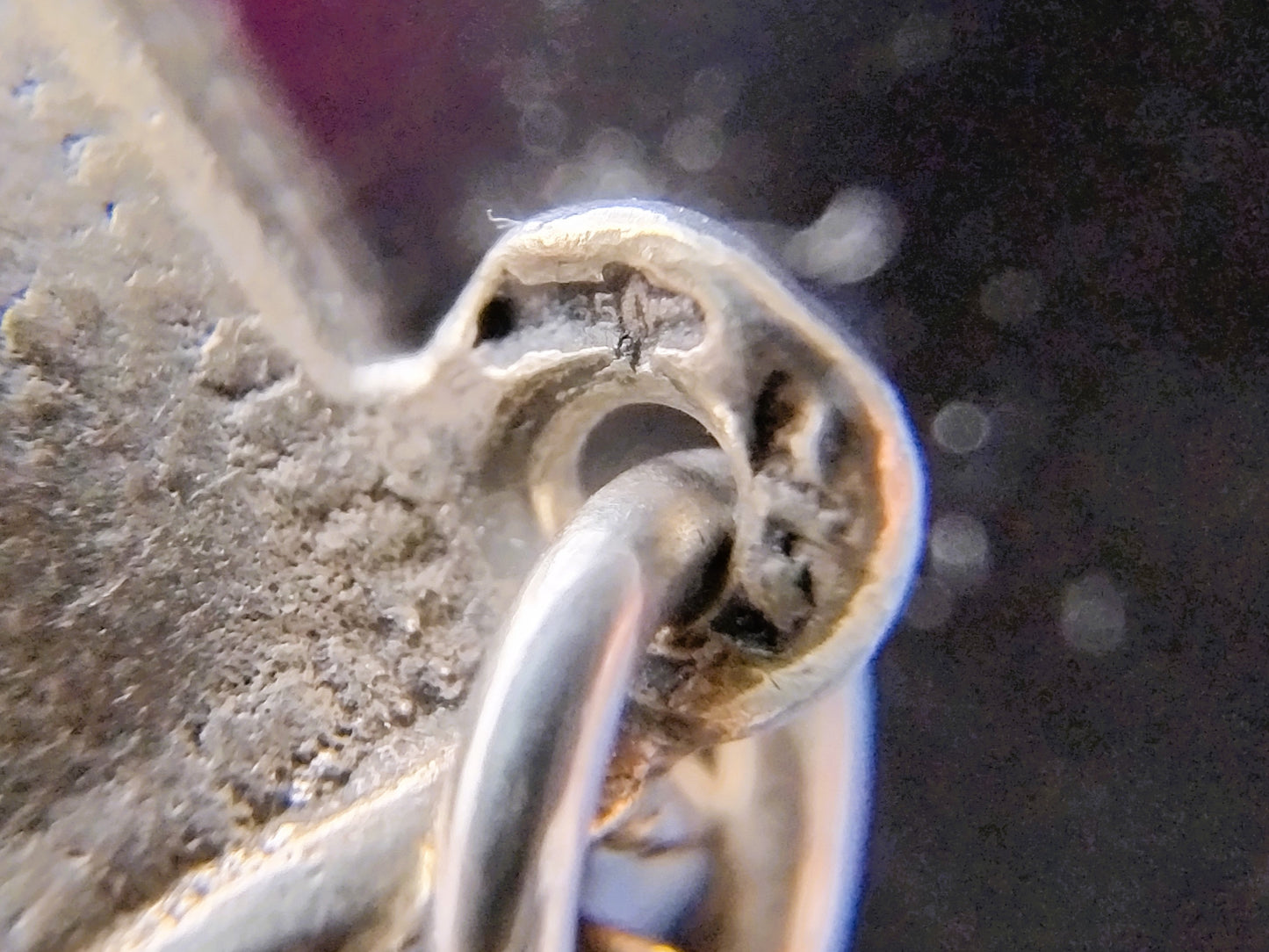 Zilveren bedelarmband met 13 bedels, o.a. penning uit 1766, 17 cm