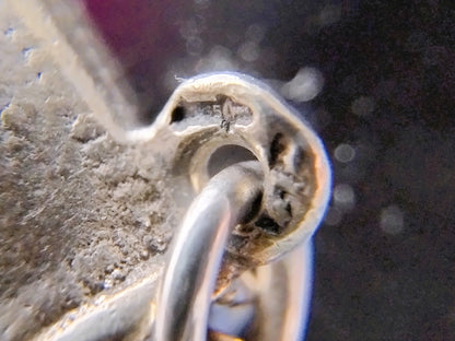 Zilveren bedelarmband met 13 bedels, o.a. penning uit 1766, 17 cm