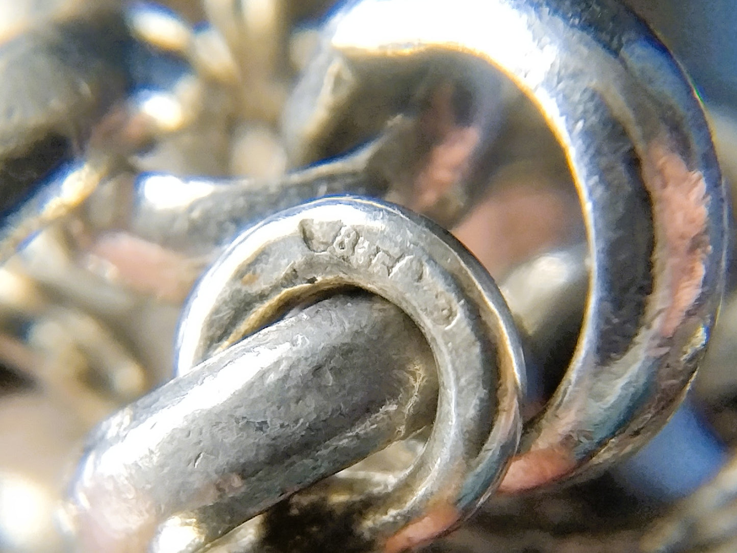 Zilveren bedelarmband met 13 bedels, o.a. penning uit 1766, 17 cm