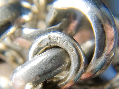 Zilveren bedelarmband met 13 bedels, o.a. penning uit 1766, 17 cm