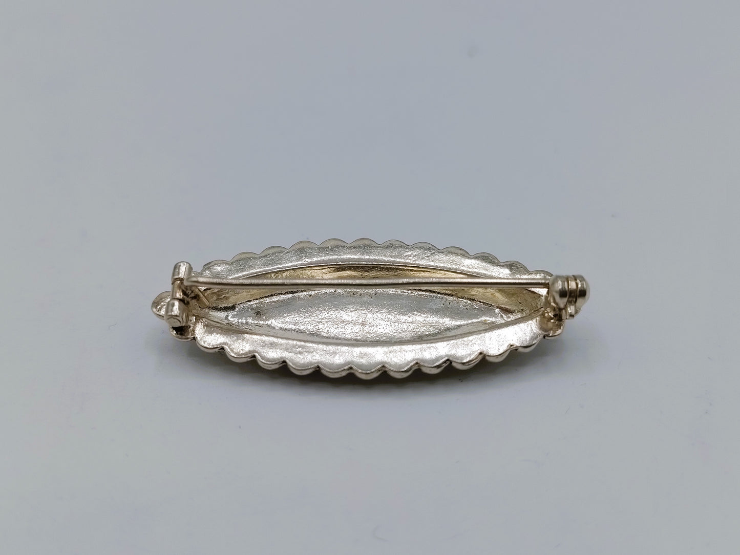 Silberne Brosche, Tracht