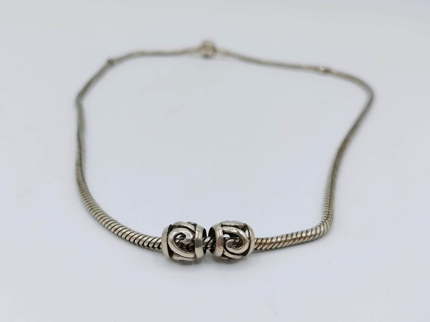 Zilveren slangenketting met hanger, Tedora, 45,5 cm.