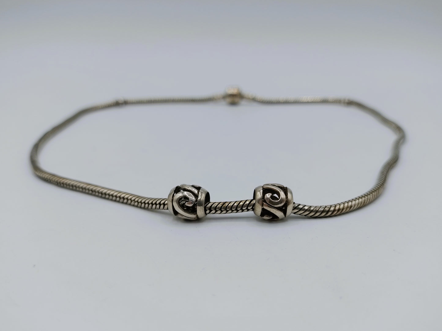 Zilveren slangenketting met hanger, Tedora, 45,5 cm.