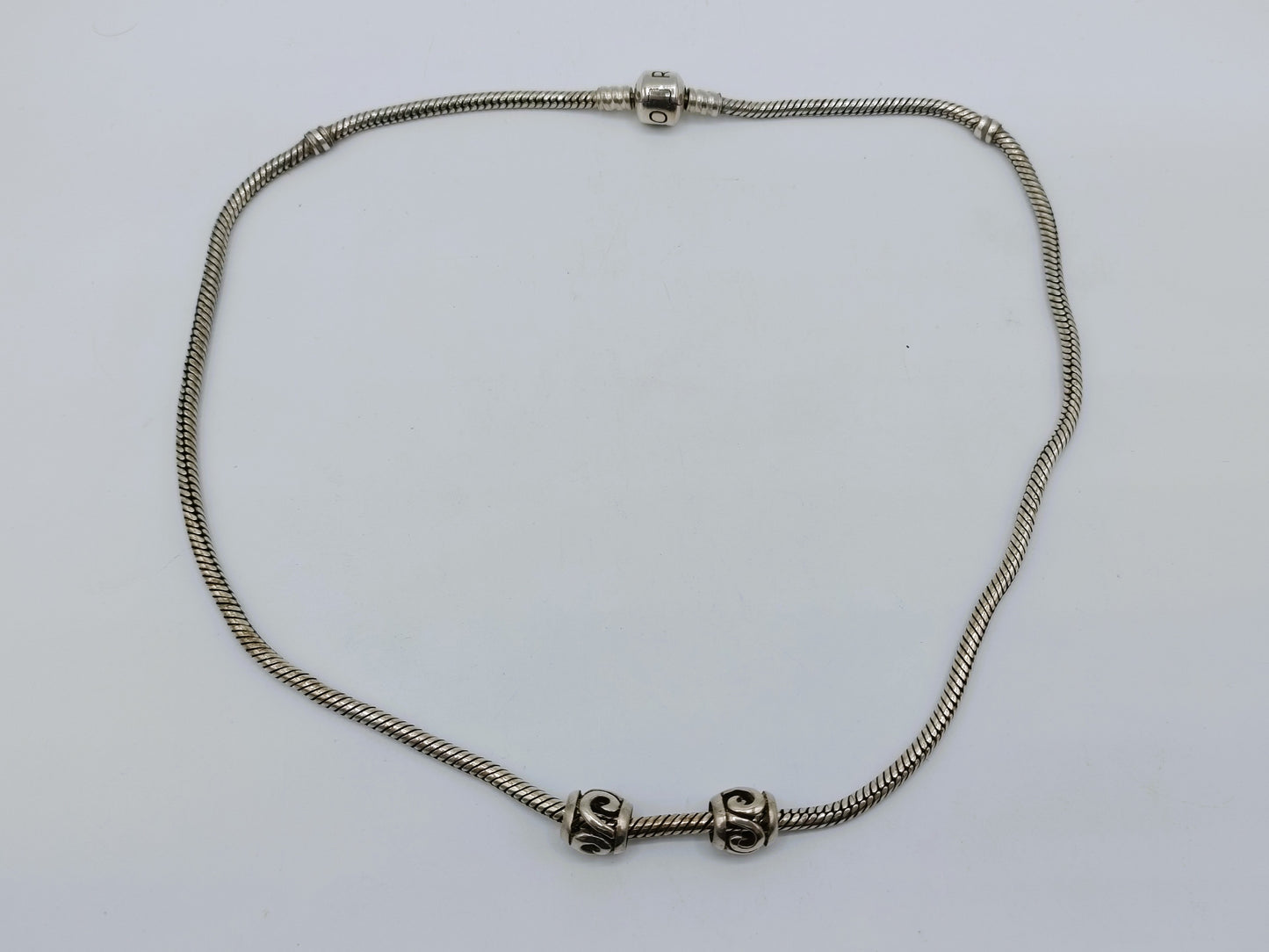 Zilveren slangenketting met hanger, Tedora, 45,5 cm.