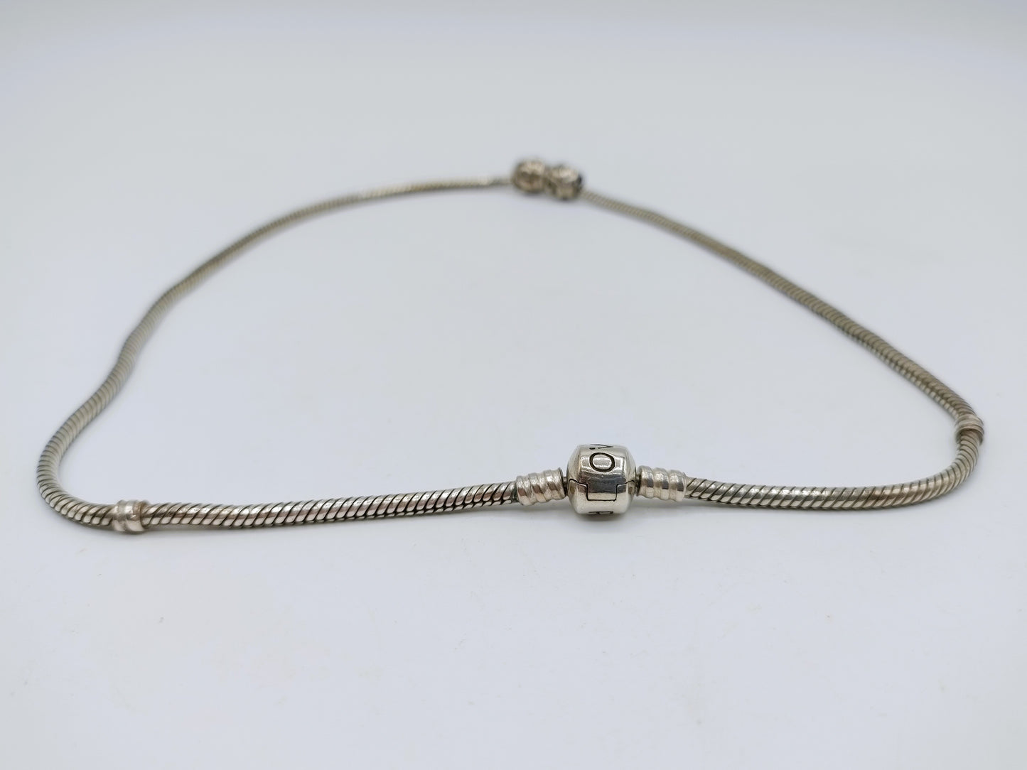 Zilveren slangenketting met hanger, Tedora, 45,5 cm.