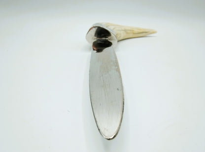 Zilveren brievenopener met als heft een slagtand van een wrattenzwijn.