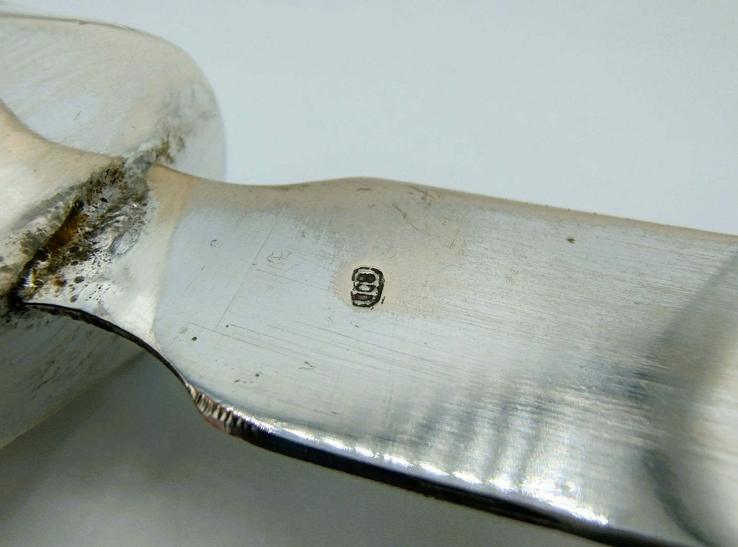 Zilveren brievenopener met als heft een slagtand van een wrattenzwijn.