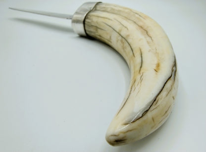 Zilveren brievenopener met als heft een slagtand van een wrattenzwijn.