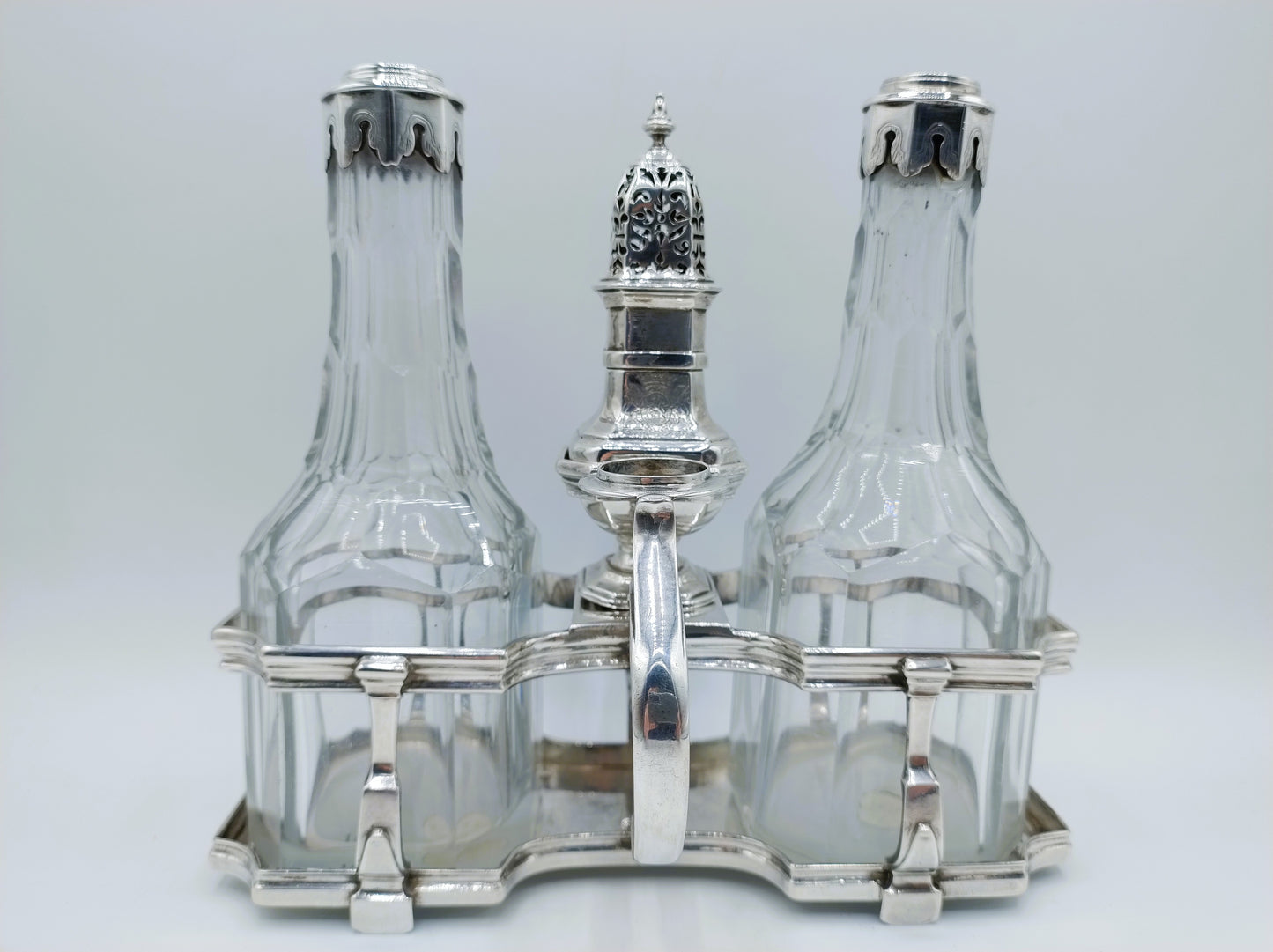 Zilveren olie- en azijnstel incl. strooibus, J. Logerath I, Den Haag, 1737