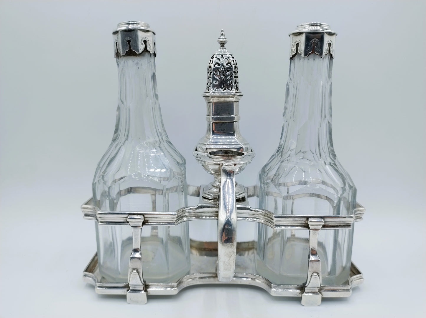 Zilveren olie- en azijnstel incl. strooibus, J. Logerath I, Den Haag, 1737