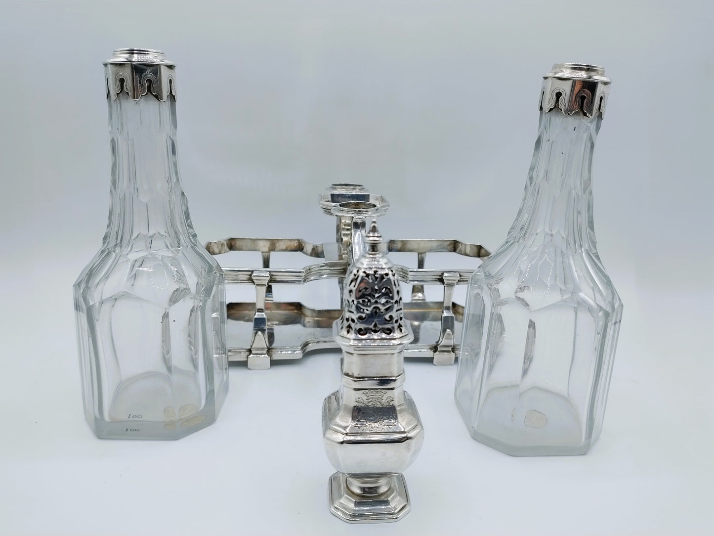 Zilveren olie- en azijnstel incl. strooibus, J. Logerath I, Den Haag, 1737