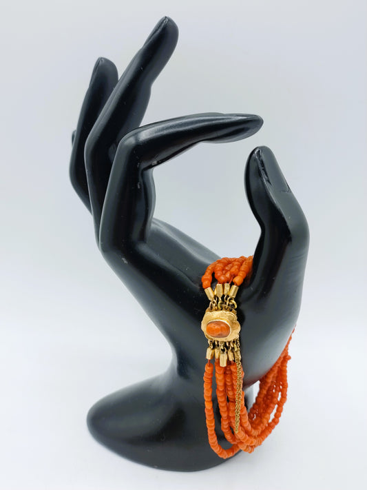 Blood coral bracelet with gold cameo clasp, 6 strands, 19 cm.