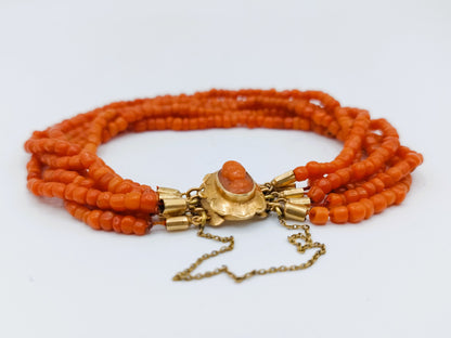 Bloedkoralen armband met gouden camee sluiting, 6 strengen, 19 cm.